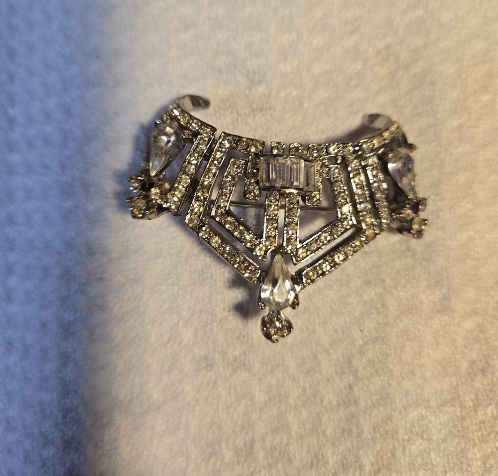 Elegant Silver Geometric Brooch